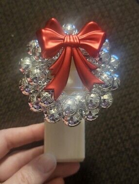 BATH & BODY WORKS Wallflower Silver‎ Wreath w/ Red Bow Plug-in